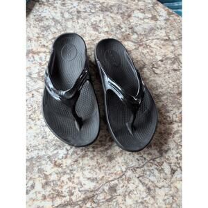 Oofos Oolala Recovery Women’s Size 6 , EU 37 Luxe Black Shiny Flip Flop Sandals